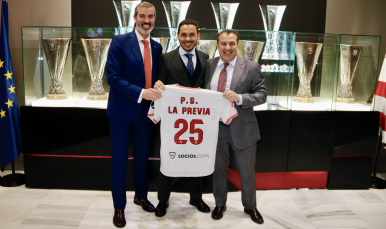 Los representantes de la PS La Previa, junto al presidente del Sevilla FC.