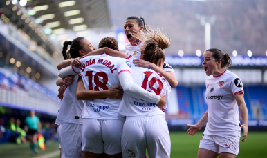 Las sevillistas celebran uno de los goles en Ipurúa