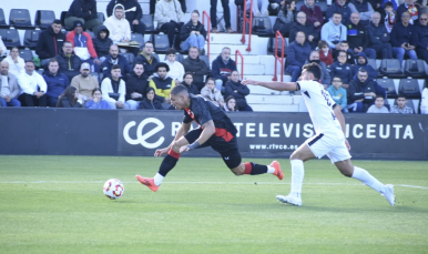 Imagen de Mateo Mejía ante el AD Ceuta