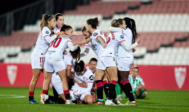 Las sevillistas celebran el gol de Milla Cortés ante el lamento de jugadoras béticas