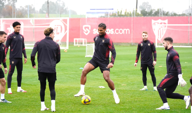 Los sevillistas se ejercitaron este viernes bajo la niebla en la ciudad deportiva