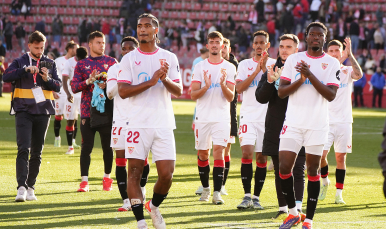 Los jugadores sevillistas celebran la victoria con la afición