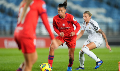 Pamela González lucha por el esférico en el partido de la primera vuelta