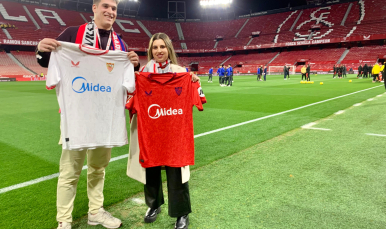 Los ganadores del concurso, disfrutando del Sevilla-Barça.