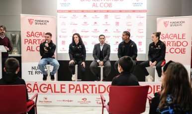 El presidente del Sevilla FC junto futbolistas en 'Sácale Partido al Cole'.
