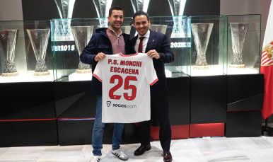 El representante de la Peña Sevillista Monchi, de Escacena, junto al presidente del Sevilla FC.