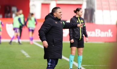 David Losada da instrucciones en la banda del Estadio Jesús Navas