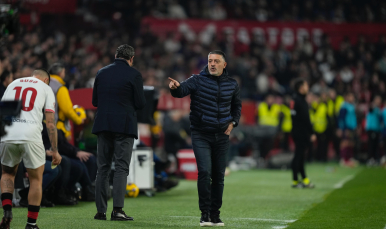 García Pimienta da instrucciones en la banda del Sánchez-Pizjuán