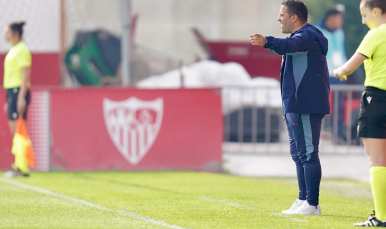 David Losada da instrucciones en la banda del Estadio Jesús Navas