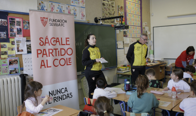 El equipo de voluntarios, junto a un grupo de alumnos.