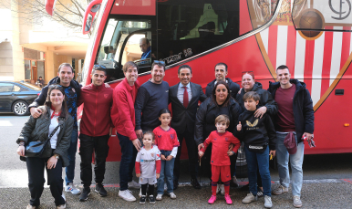 El presidente del Sevilla FC con los miembros de la PS Antonio Puerta de San Sebastián.