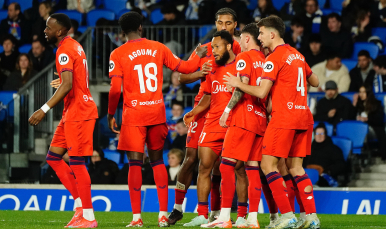 Los sevillistas celebran el gol de Ejuke