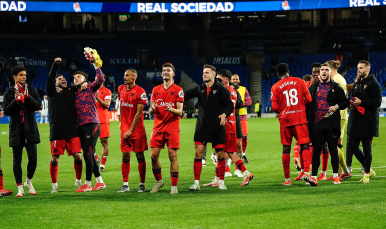 Los jugadores, al finalizar el encuentro ante la Real Sociedad