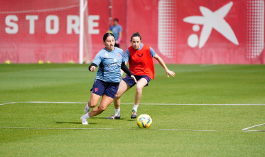 Millaray Cortés e Iris Arnaiz luchan por el esférico en un entrenamiento de esta semana