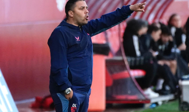 David Losada da instrucciones en la banda del Estadio Jesús Navas 
