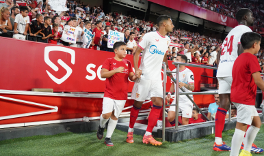 Un niño sale de la mano de Sow al Sánchez-Pizjuán.