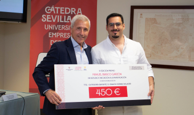 Pablo Blanco, con uno de los ganadores de los Premios Blasco Garzón.