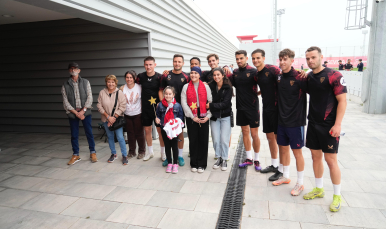 La visita a la plantilla de Saray y Estrella.