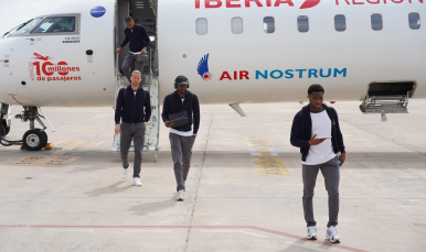 Imagen de la expedición sevillista en su llegada a Valencia
