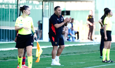 David Losada da instrucciones en la banda durante el derbi