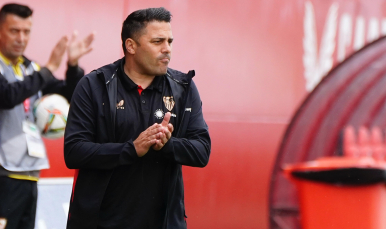 David Losada da instrucciones en la banda