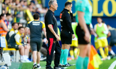 Caparrós sigue el encuentro desde la banda
