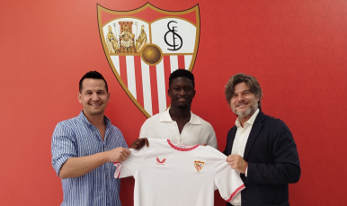 Bakary Sow junto a Marcos Gallego y Agustín López