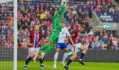 Nyland detiene el esférico en el choque ante Italia