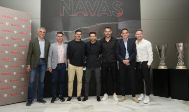 Jesús Navas, rodeado de amigos en la presentación de su documental