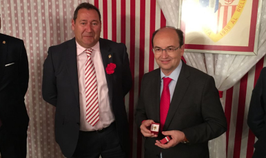 Insignia de oro al presidente José Castro en la Peña Sevillista Al Relente