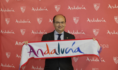 José Castro luce una bufanda de Andalucía