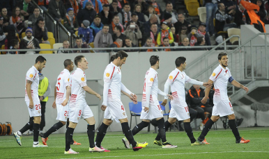 Los jugadores del Sevilla FC celebran el primer gol