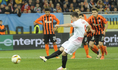 Gameiro ejecuta el penalti