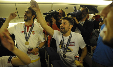 Coke y Pareja cantan 