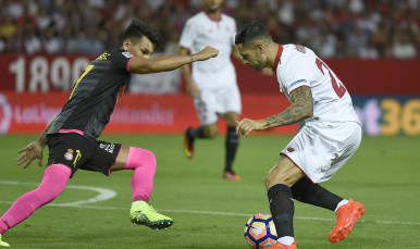 Vitolo dribla a un jugador del Espanyol
