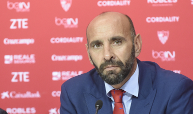 Monchi en la presentación de Sirigu