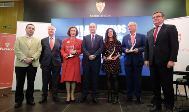 José Castro, junto a los premiados por la Fundación