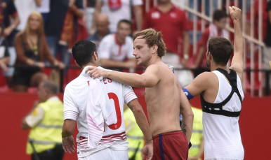 Reyes y Rakitic tras el partido