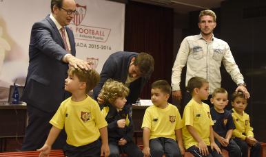 El presidente José Castro y Daniel Carriço con niños de la  Escuela de Football Antonio Puera