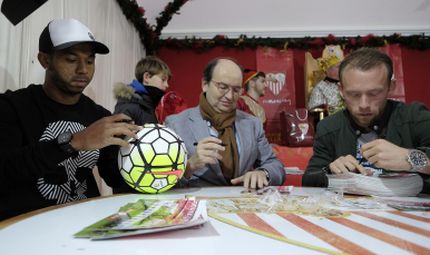 Presidente y jugadores, con el Cartero Real
