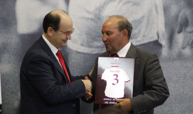 Sanjosé recibe el galardón de manos del presidente
