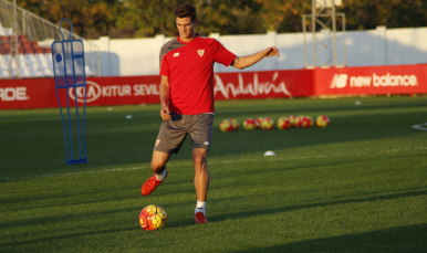 Andreolli golpea el nuevo balón de la Liga