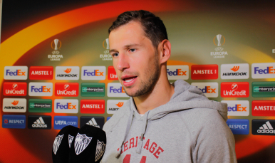 Krychowiak en la zona mixta del Sánchez-Pizjuán