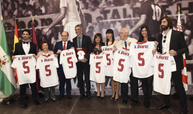 Antonio Álvarez junto a su familia