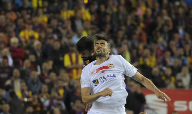 Iborra pugna por el balón con Piqué 
