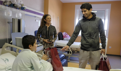 Banega en la visita al Hospital Virgen de Valme