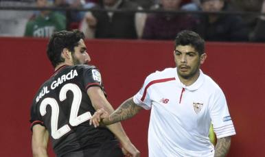 Banega, durante una acción del partido Sevilla FC-Athletic Club