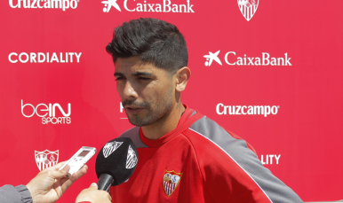 Ever Banega atiende a los medios del club