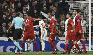 Protestas por el penalti inexistente contra el Sevilla FC