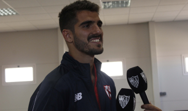 Bernardo Cruz atendiendo a los medios 